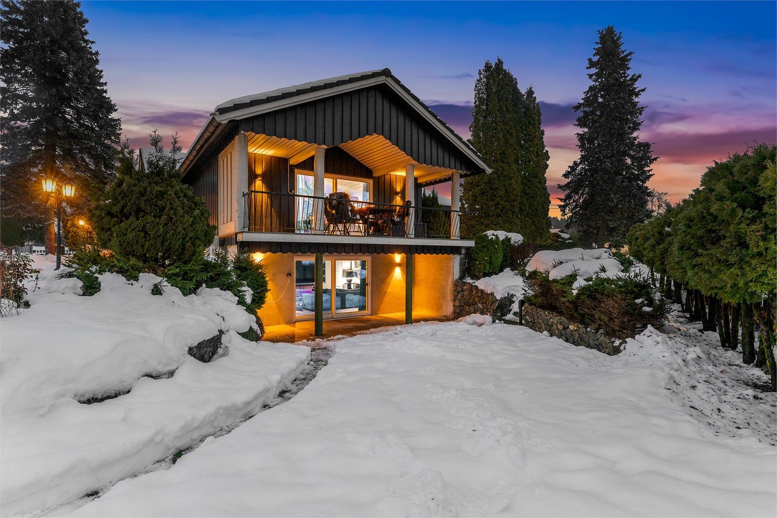 Eiendommen ligger i et rolig og barnevennlig område, kun en kort gåtur fra sentrum.