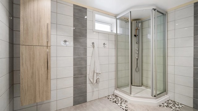 På badet er det rikt med oppbevaringsmuligheter; både i høyskap, speilskap og hendige servantskuffer.