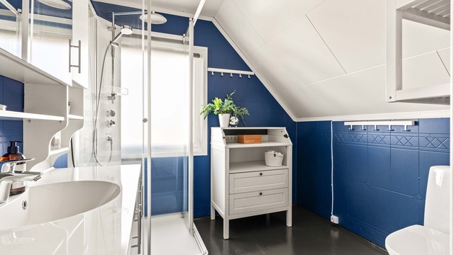 Badet i loftsetasjen har gulvvarme, dusjkabinett og servantinnredning.