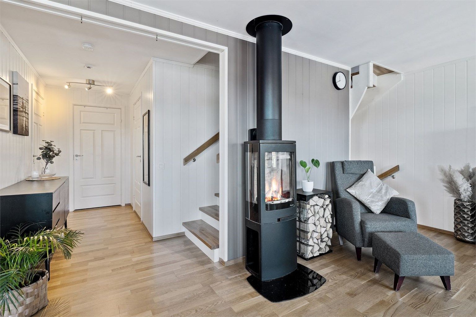 Boligens 1.etg. innehar bad, soverom, bod og en åpen stue/kjøkkenløsning. I hjertet av stuen finner du en vedovn som byr på god varme og en hyggelig atmosfære. 