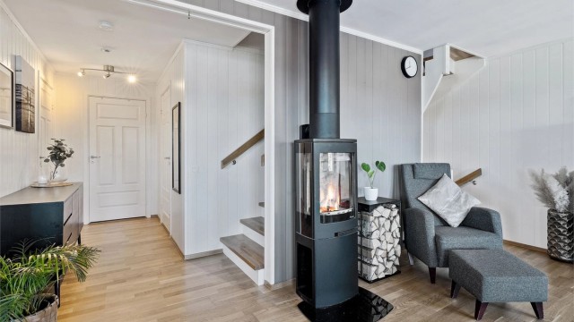 Boligens 1.etg. innehar bad, soverom, bod og en åpen stue/kjøkkenløsning. I hjertet av stuen finner du en vedovn som byr på god varme og en hyggelig atmosfære.