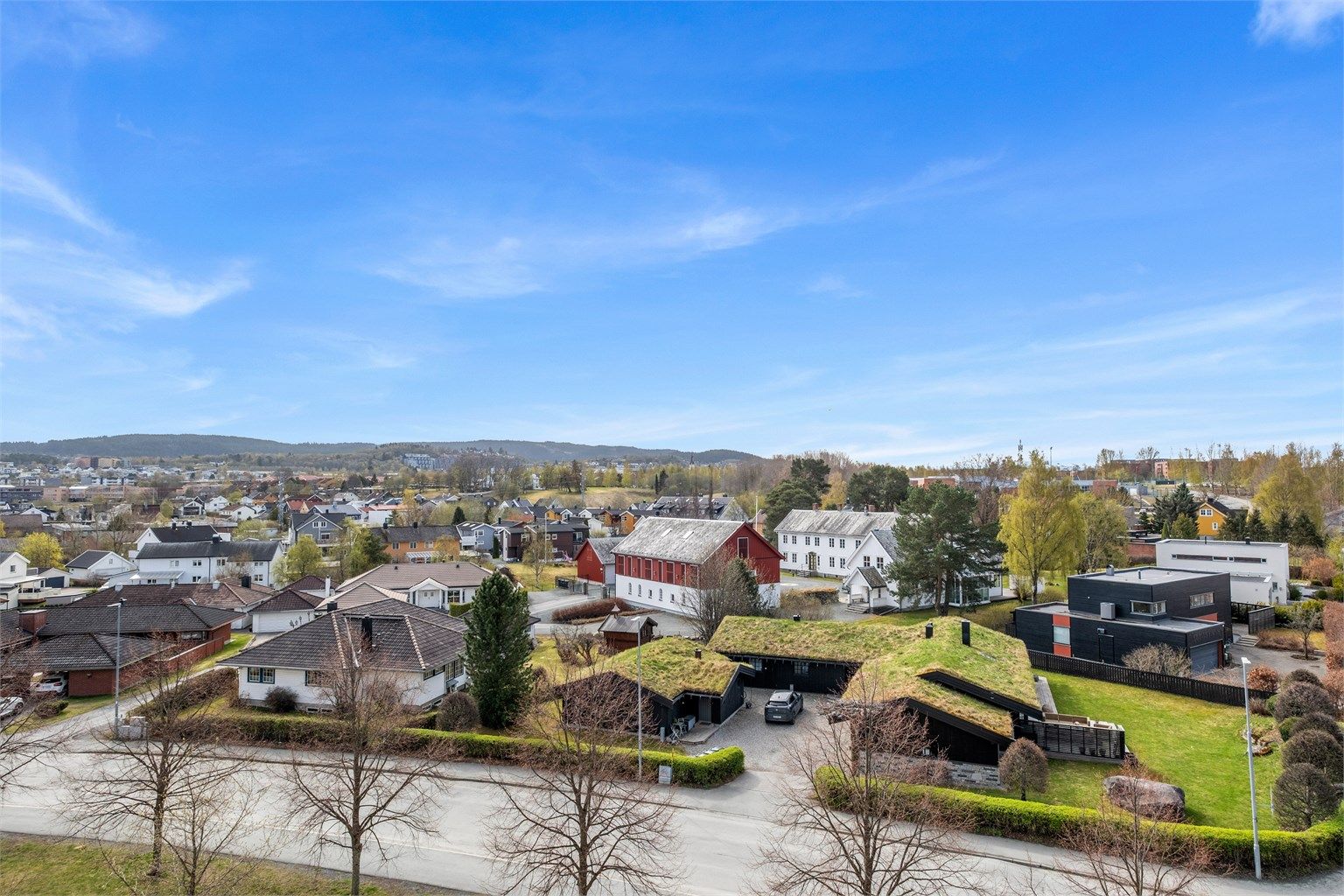 For den aktive er det kort vei til flotte turområder i Estenstadmarka, med gode tur- og skiløyper året rundt. Estenstadhytta er et populært turmål. I tillegg ligger idrettsanlegg som Eberg idrettsfelt og Freidigbanen i gangavstand.