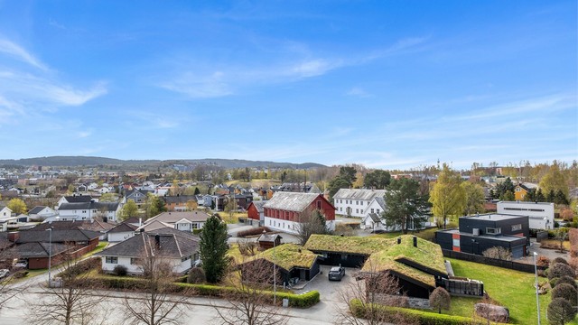 For den aktive er det kort vei til flotte turområder i Estenstadmarka, med gode tur- og skiløyper året rundt. Estenstadhytta er et populært turmål. I tillegg ligger idrettsanlegg som Eberg idrettsfelt og Freidigbanen i gangavstand.