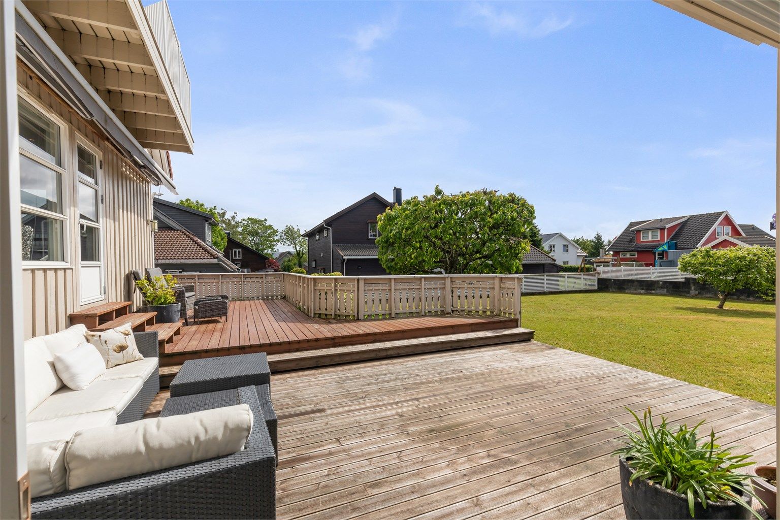 Stor og solrik terrasse