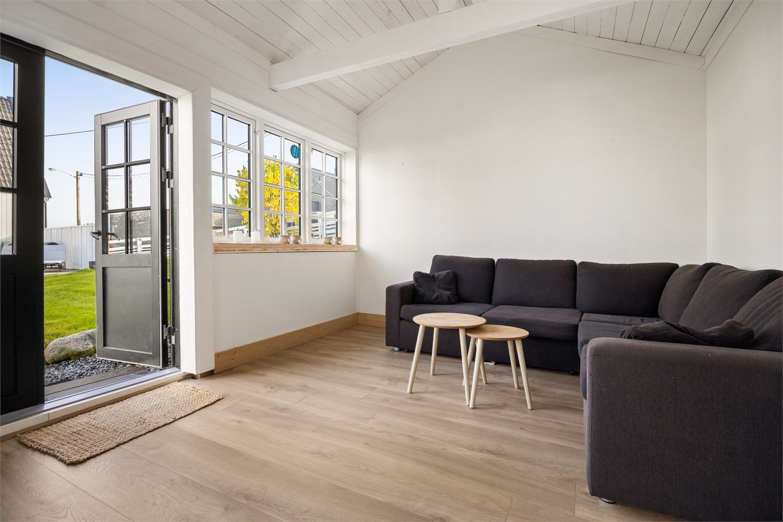 Innredet rom i annekset med laminatgulv og panel i himling. Bygningen er ikke byggemeldt og rommet er ikke godkjent for varig opphold.