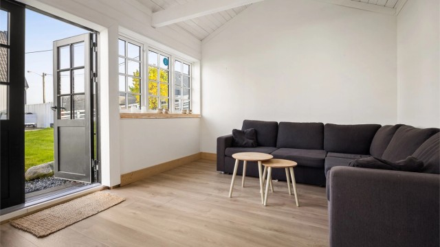 Innredet rom i annekset med laminatgulv og panel i himling. Bygningen er ikke byggemeldt og rommet er ikke godkjent for varig opphold.