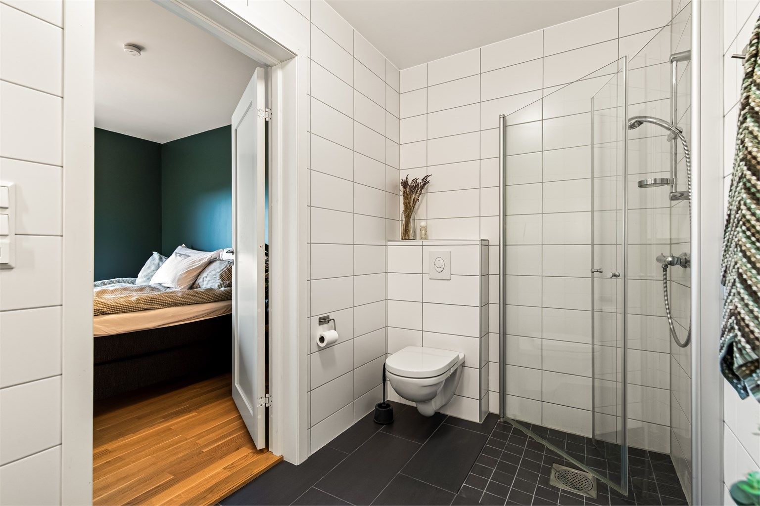 Praktisk at badet har direkte adkomst fra hovedsoverommet.