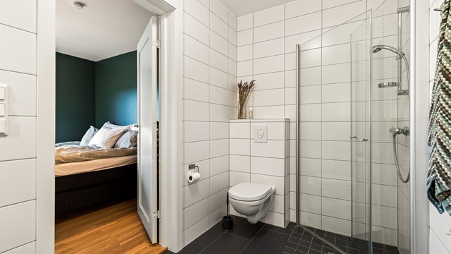 Praktisk at badet har direkte adkomst fra hovedsoverommet.