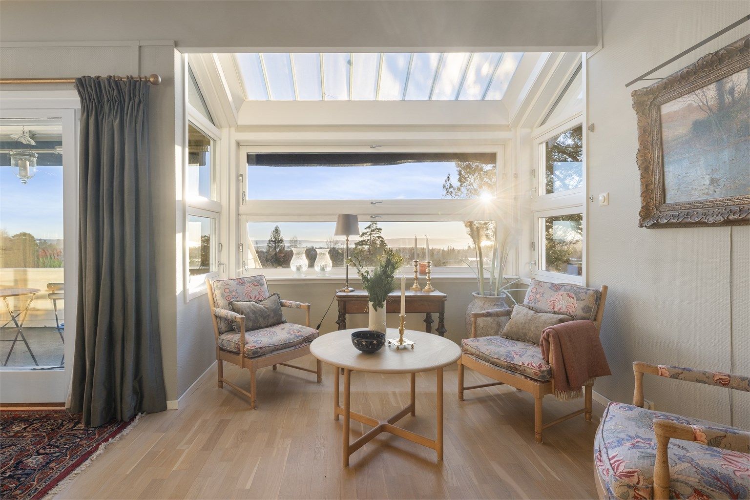 Sittegruppe med store vindusflater og fint utsyn.