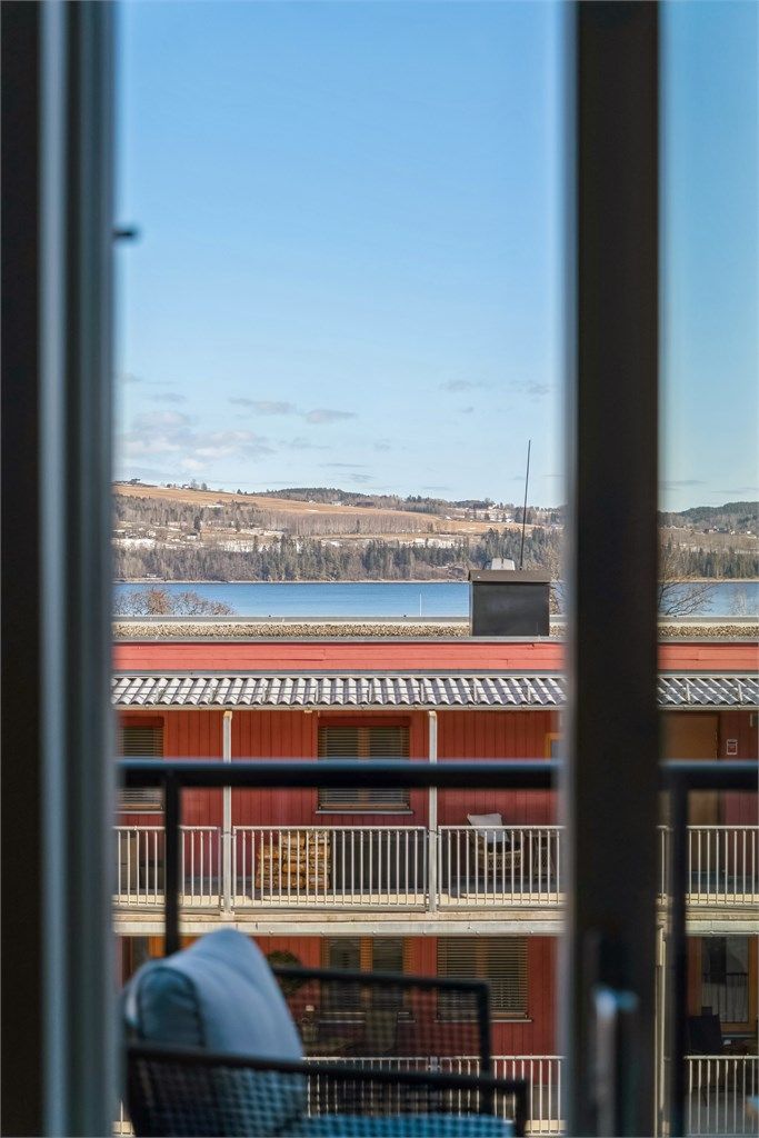 Fra stue/kjøkken er det flott utsyn mot Mjøsa. 