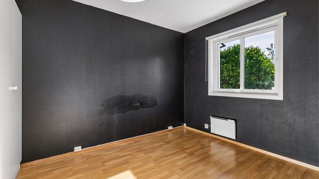 Utenfor soverommet er kun leilighetens balkong og den skjermede bakhagen.