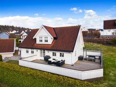 Einar Haflans vei 5 har en stor, solrik og skjermet uteplass og terrasse