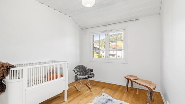 Barnerom med god plass til seng, kommode og en skrivepult