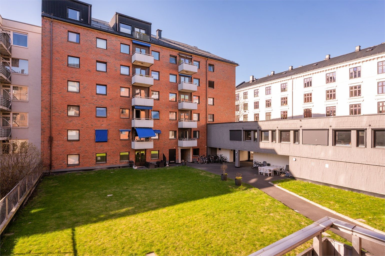 Hyggelig utsyn fra balkongen til felles bakgård.