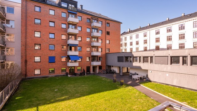 Hyggelig utsyn fra balkongen til felles bakgård.