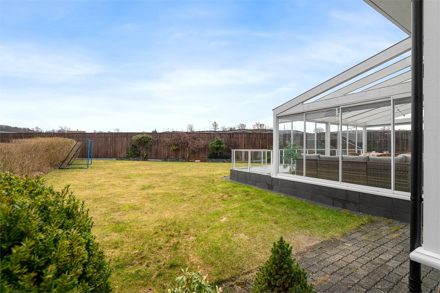 Den store, flate plenen er ideell for ballspill og familieaktiviteter.