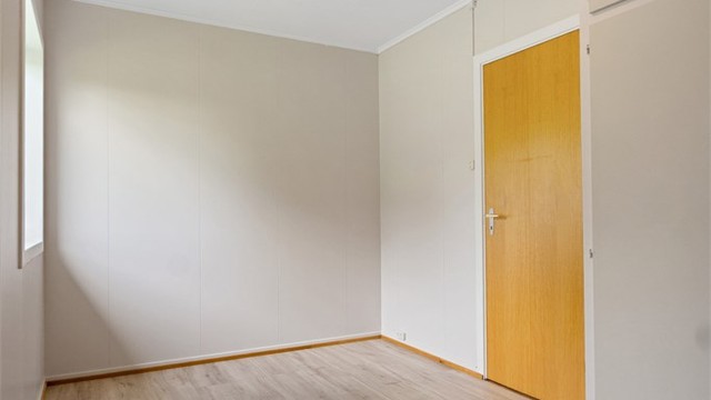 Rommet er byggemeldt som "uinnredet del", og er således ikke godkjent til varig opphold