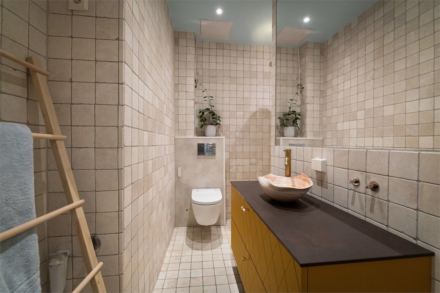 Eier opplyser at det har blitt montert ny baderomsinnredning og toaletter på begge bad.