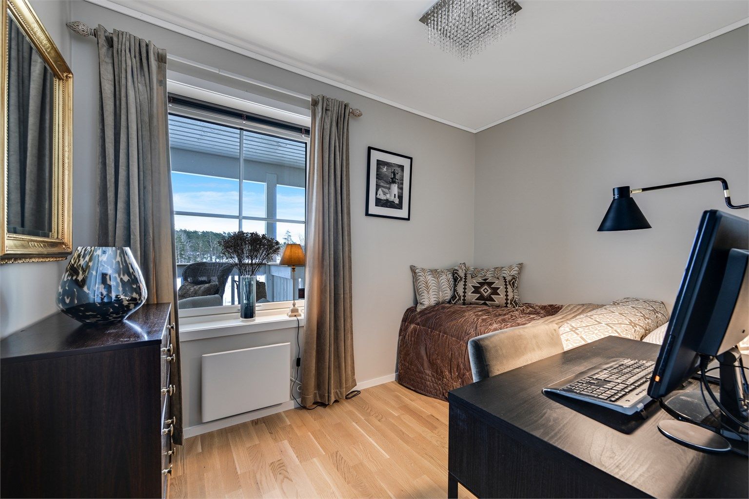 Soverom 2 er av god størrelse. 