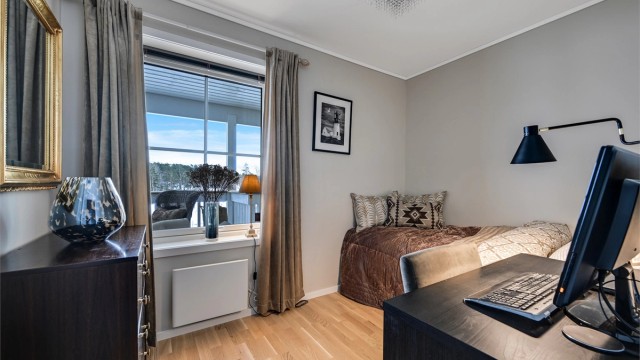 Soverom 2 er av god størrelse.