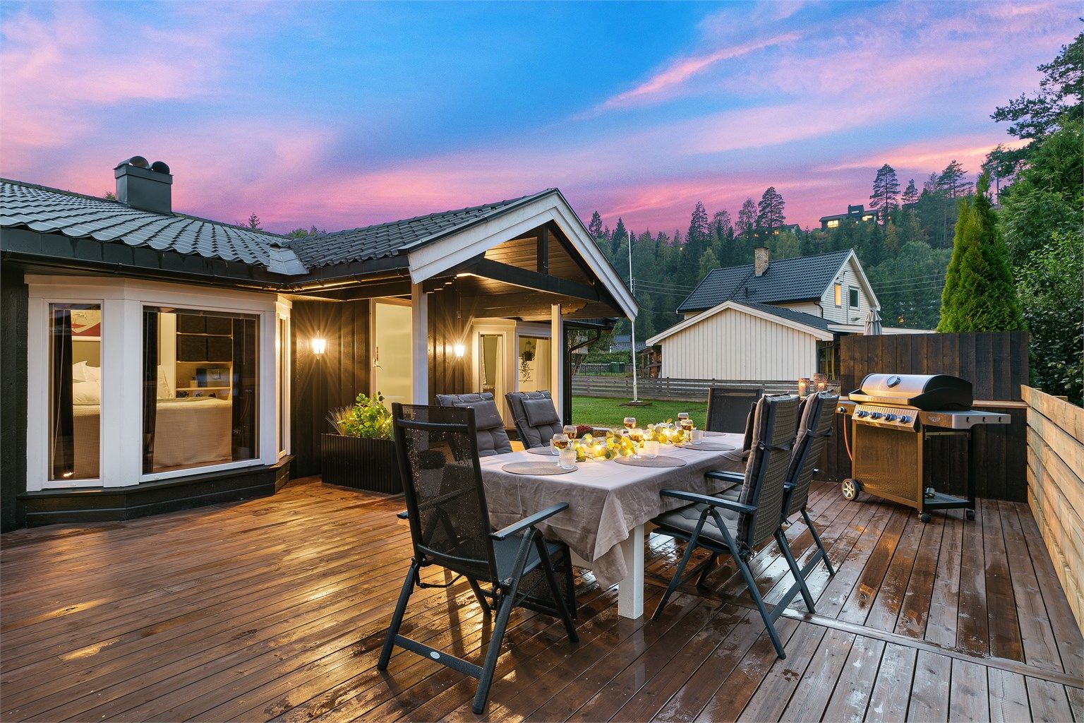 Terrassen har et samlet areal på ca. 99 kvm, der ulike nivåer og soner inkluderer ballbingen og en åpen utstue med solid overbygg. 