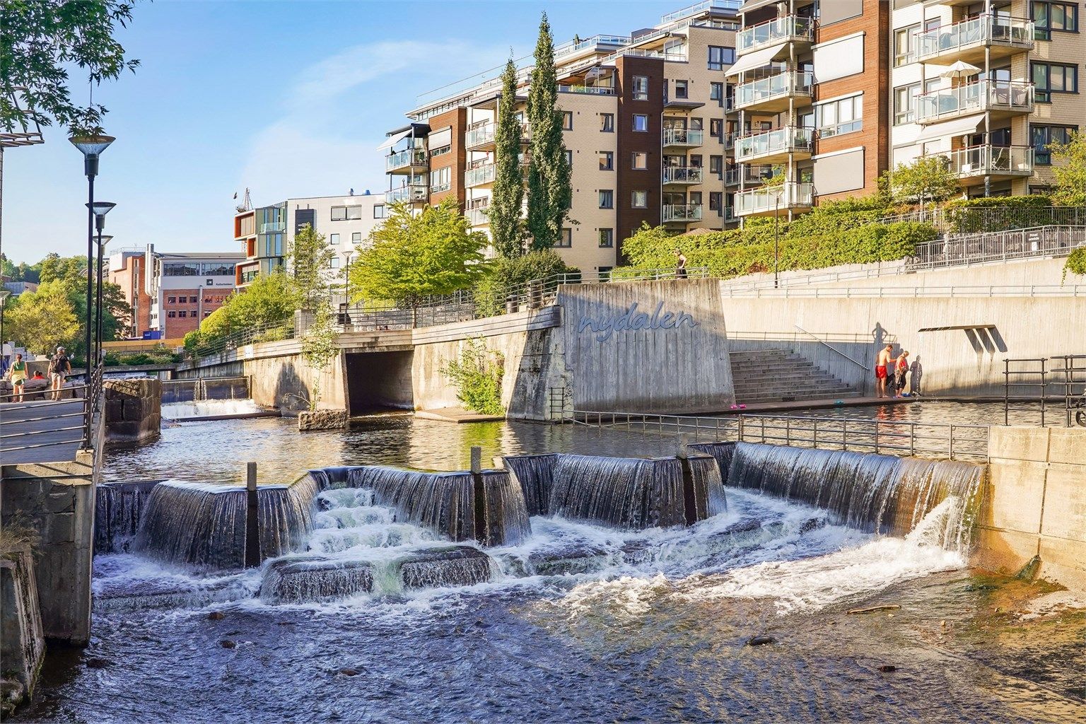 Nydalen med hyggelige caféer og restauranter, samt badeplass på sommerstid både for store og små