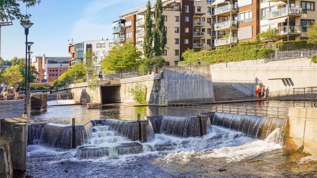 Nydalen med hyggelige caféer og restauranter, samt badeplass på sommerstid både for store og små