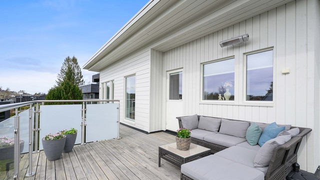 Balkongen går langs hele husets fasade. Her er det montert stikkkontakt og varmelampe