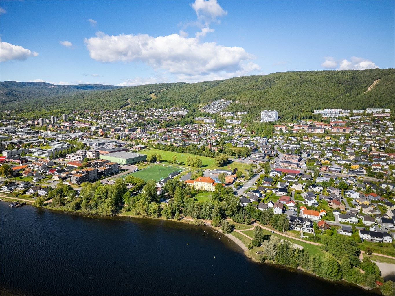 Gangavstand til flott elvepark og turvei langs elva med gode tur- og friluftsmuligheter