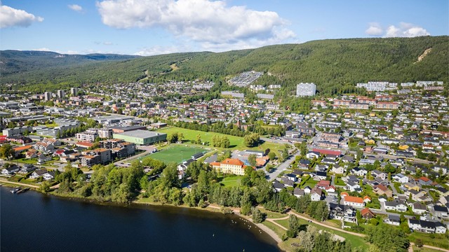 Gangavstand til flott elvepark og turvei langs elva med gode tur- og friluftsmuligheter