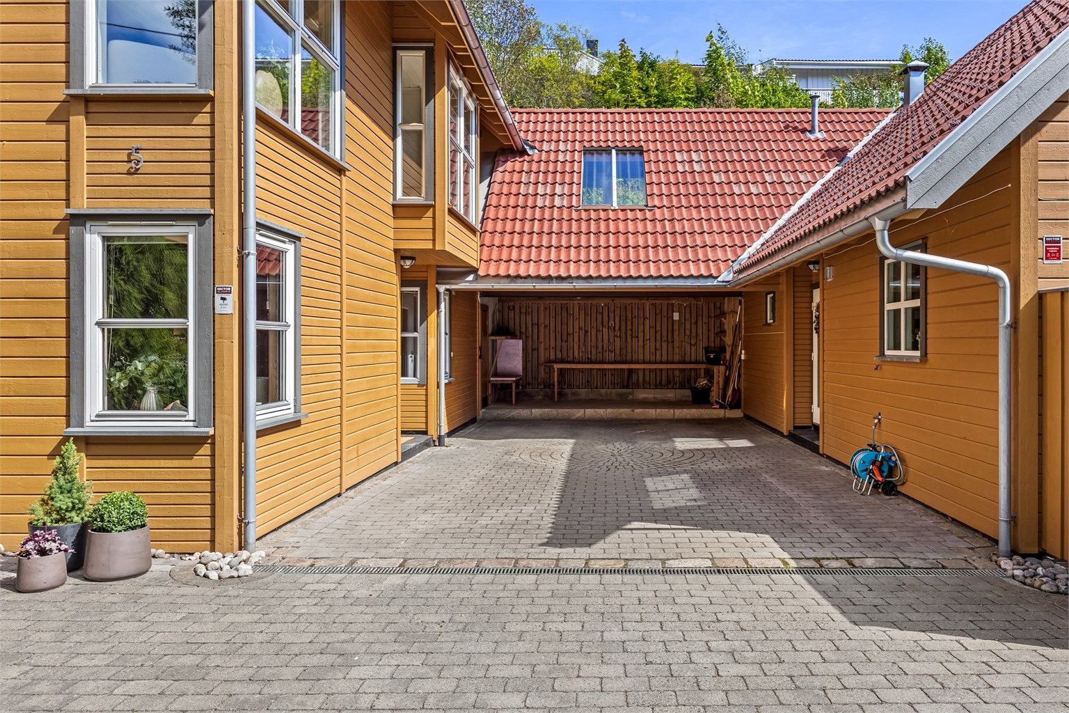 Boligen disponerer en biloppstillingsplass i felles carport, montert El-billader.