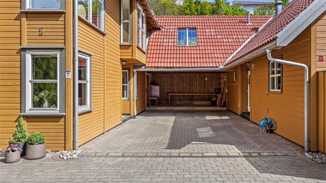 Boligen disponerer en biloppstillingsplass i felles carport, montert El-billader.