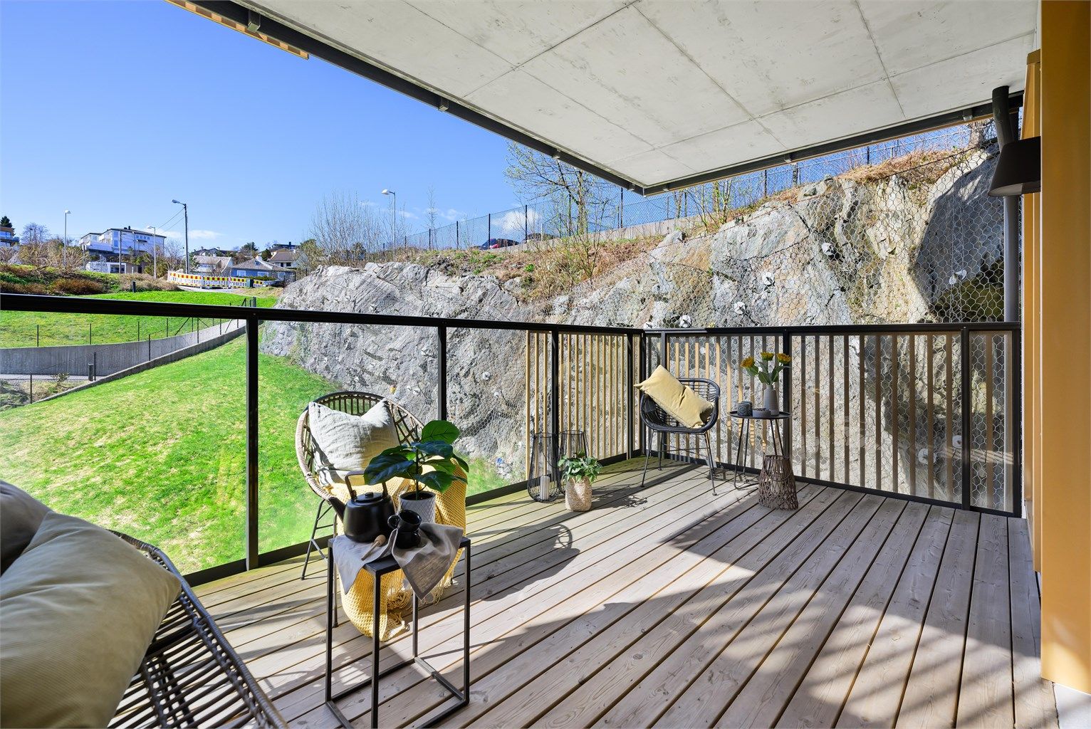 Stor vestvendt og overbygget balkong på 13 kvm