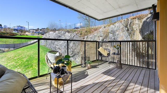 Stor vestvendt og overbygget balkong på 13 kvm