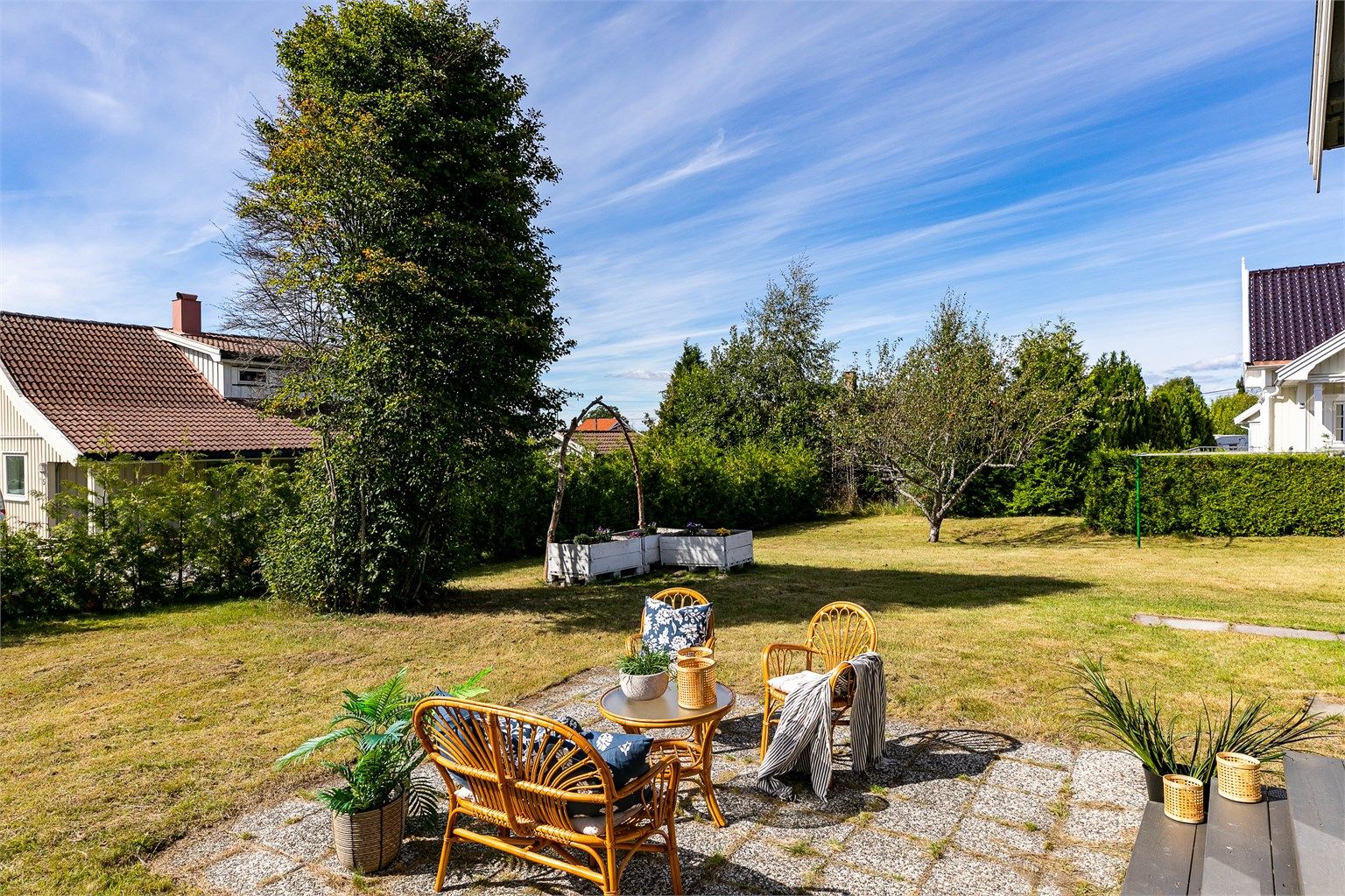 Tomten er på hele 1.117 kvm. og gir familien stor boltreplass i egne omgivelser.