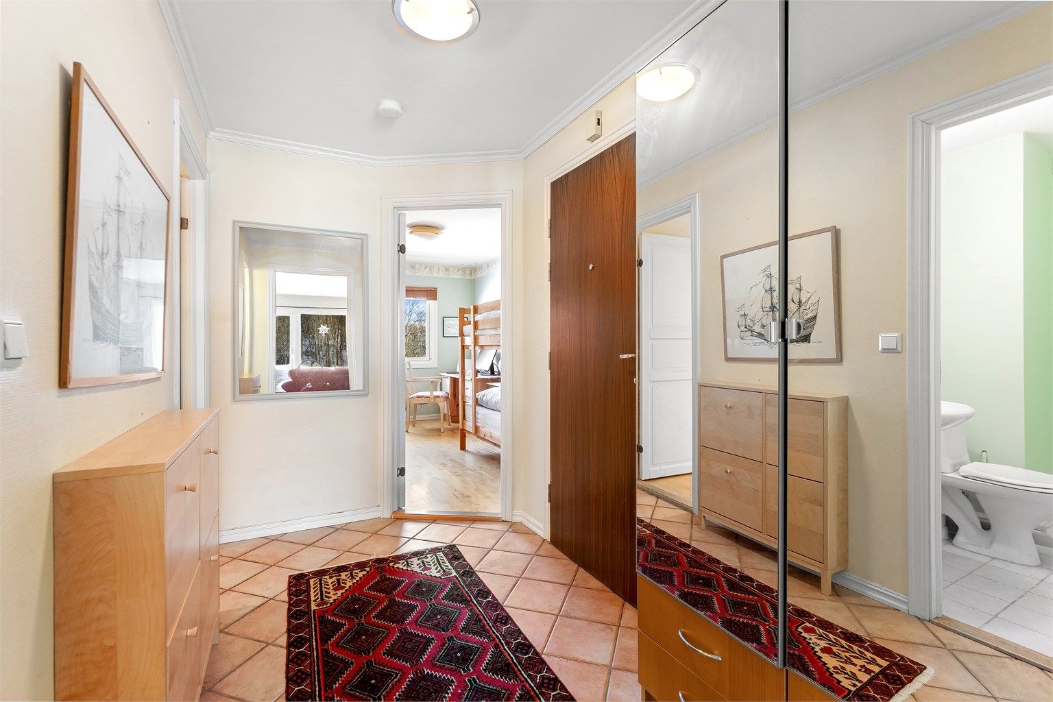 Romslig entré med god plass for yttertøy