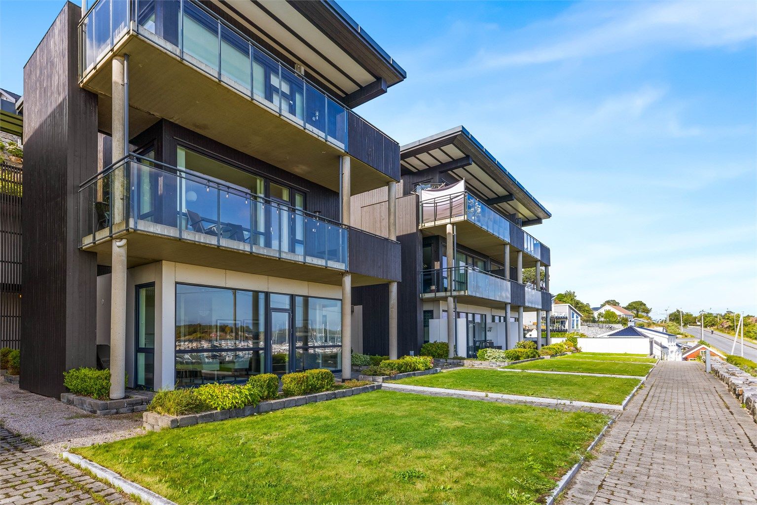 Praktisk beliggende på bakkeplan med direkte adkomst til uteområdene som er velstelt og pent beplantet.