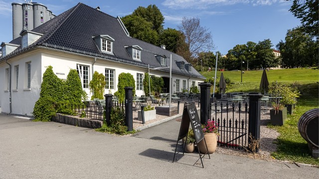 Grünerløkka ligger også kun få minutters gange unna og byr på et pulserende byliv med sjarmerende kaféer, nisjebutikker, restauranter og utesteder.