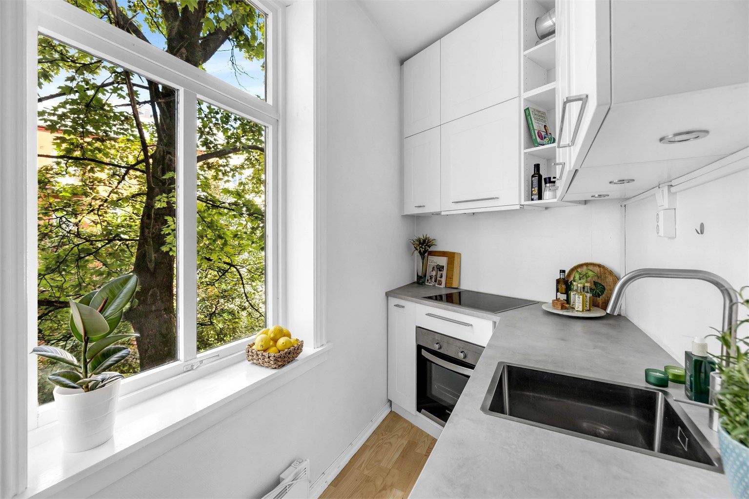 Hyggelig kjøkken, oppgradert i 2012 med profilerte fronter og benkeplate med laminert overflate med nedfelt kjøkkenvask.