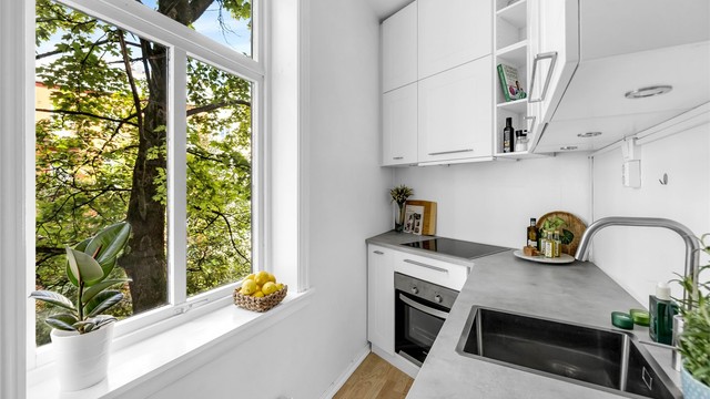 Hyggelig kjøkken, oppgradert i 2012 med profilerte fronter og benkeplate med laminert overflate med nedfelt kjøkkenvask.