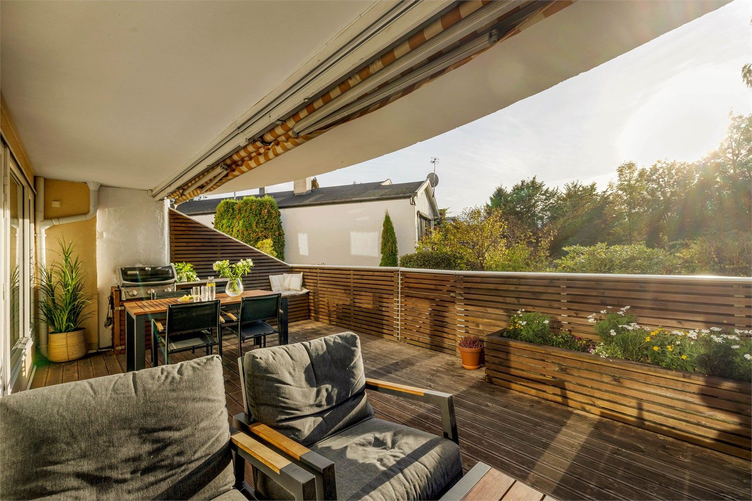 Terrassen er videre utstyrt med markise, terrassevarmer, utvendig stikkontakt, og har royalimpregnerte terrassebord. 