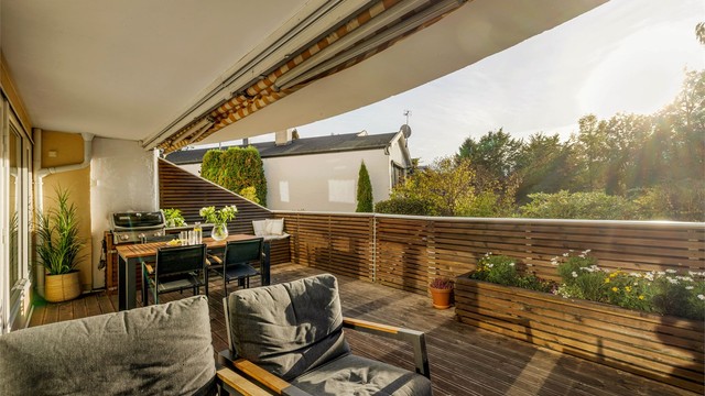 Terrassen er videre utstyrt med markise, terrassevarmer, utvendig stikkontakt, og har royalimpregnerte terrassebord.