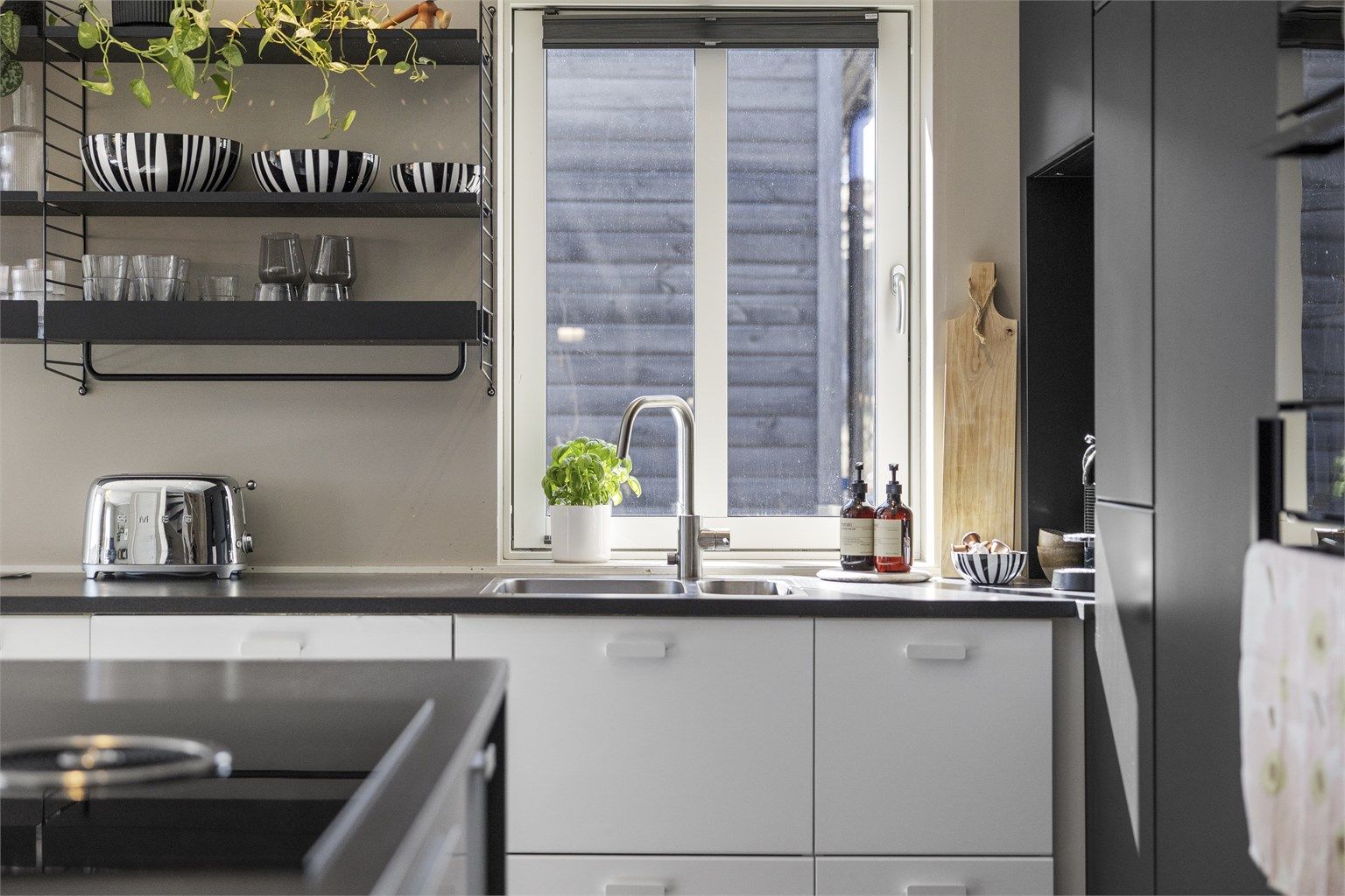 Kjøkkeninnredningen er funksjonell med god benkeplass og nedfelt vask.