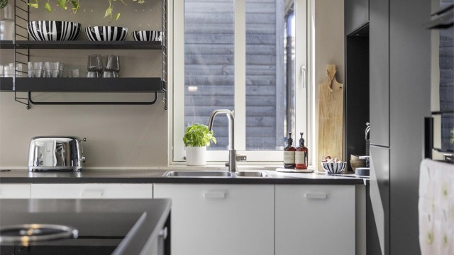 Kjøkkeninnredningen er funksjonell med god benkeplass og nedfelt vask.