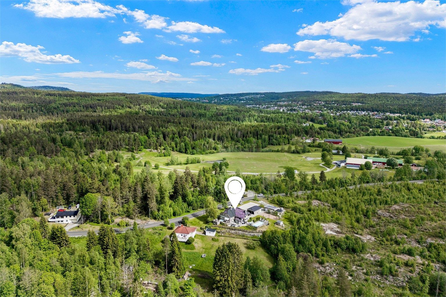 Eiendommen er beliggende i et attraktivt, landlig og usjenert område