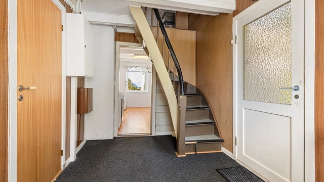 Entreen har adkomst til kjøkkenet og trapp opp til loftsetasjen.