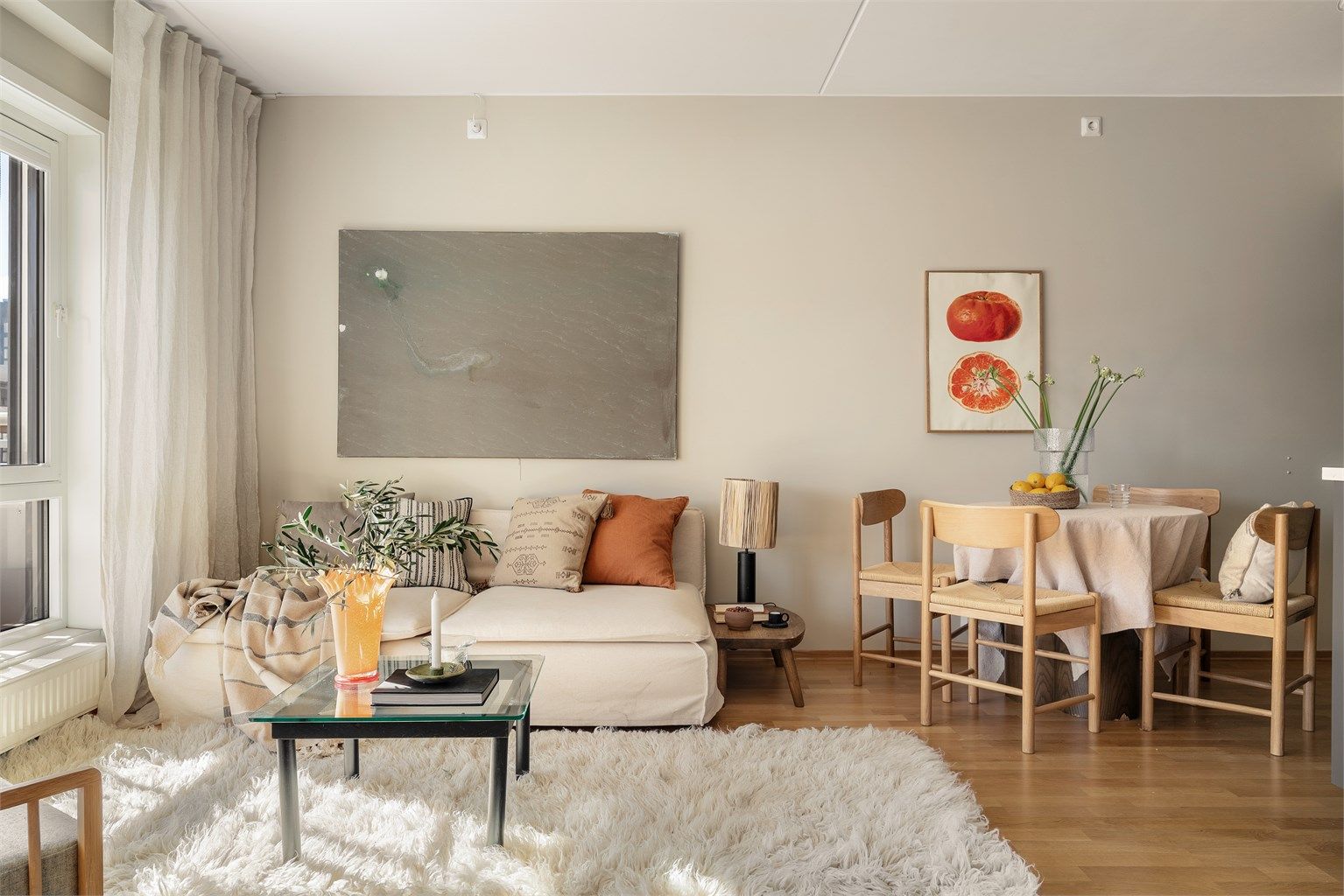 Stuen har en åpen løsning mot kjøkkenet, med plass til både sofagruppe og spisebord. Gulvet har gjennomgående parkett.