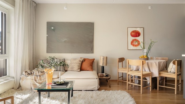 Stuen har en åpen løsning mot kjøkkenet, med plass til både sofagruppe og spisebord. Gulvet har gjennomgående parkett.