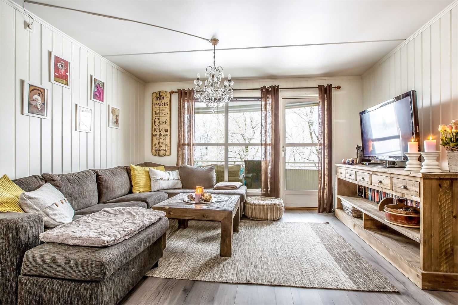 Fin stue med utgang til balkong.