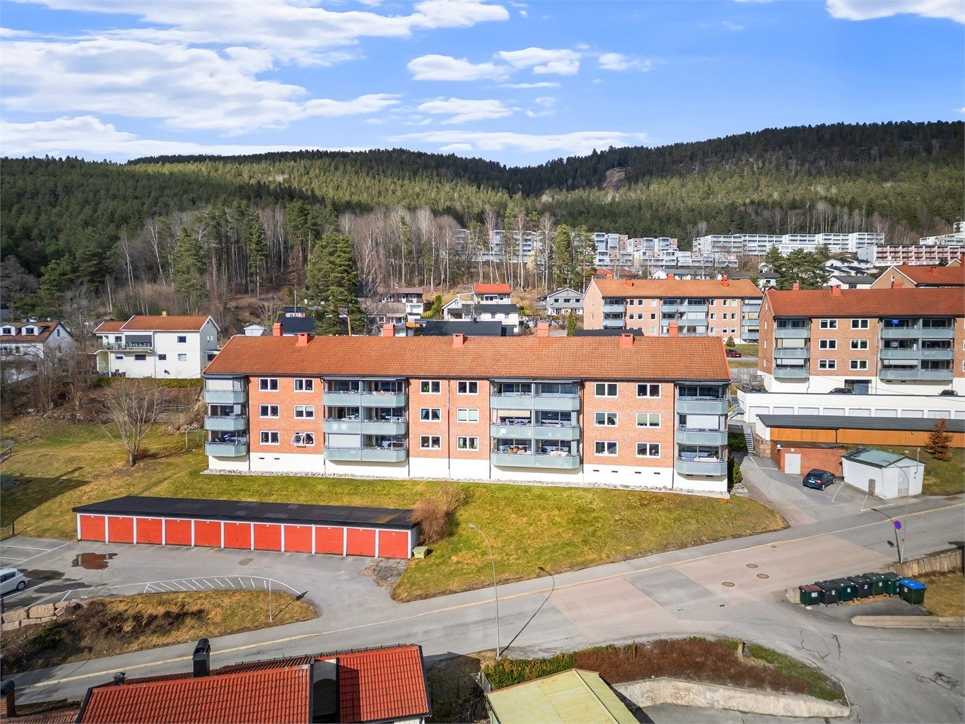 Leiligheten har god lagringsplass og disponerer to boder i kjeller og en på loftsbod